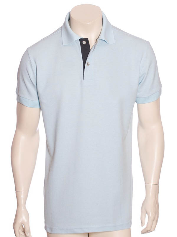 Camisa polo azul claro com detalhe