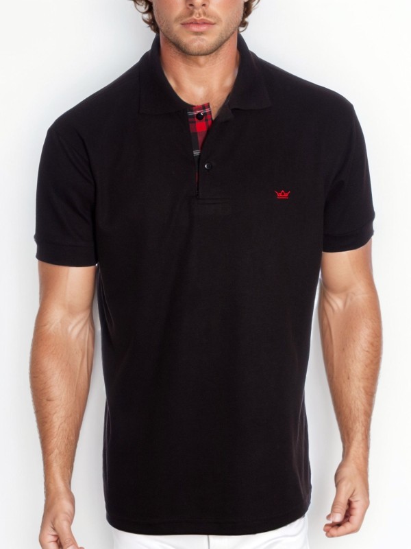 Camisa polo preta com detalhe xadrez vermelho